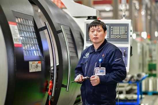 孫明在數(shù)控機(jī)床生產(chǎn)車(chē)間。航空工業(yè)沈飛供圖