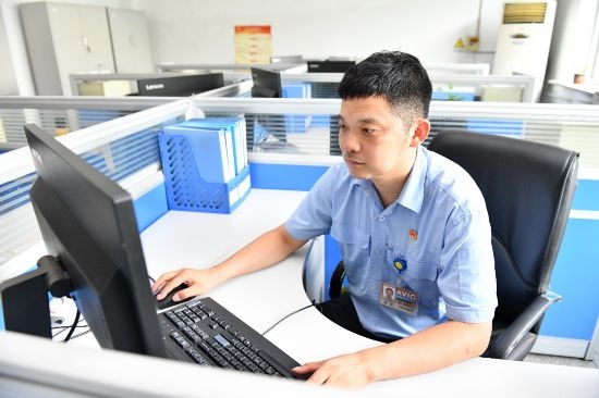 工作中的康凱。航空工業(yè)沈飛供圖