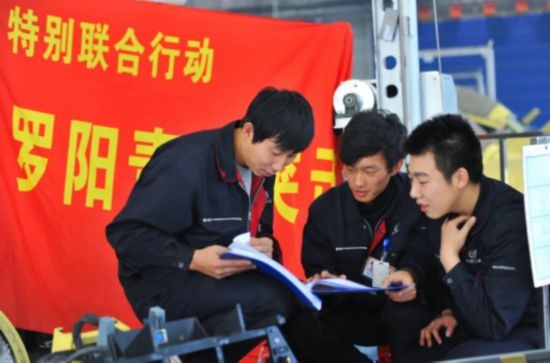 在工作中的“羅陽(yáng)青年突擊隊(duì)”隊(duì)員。航空工業(yè)沈飛供圖