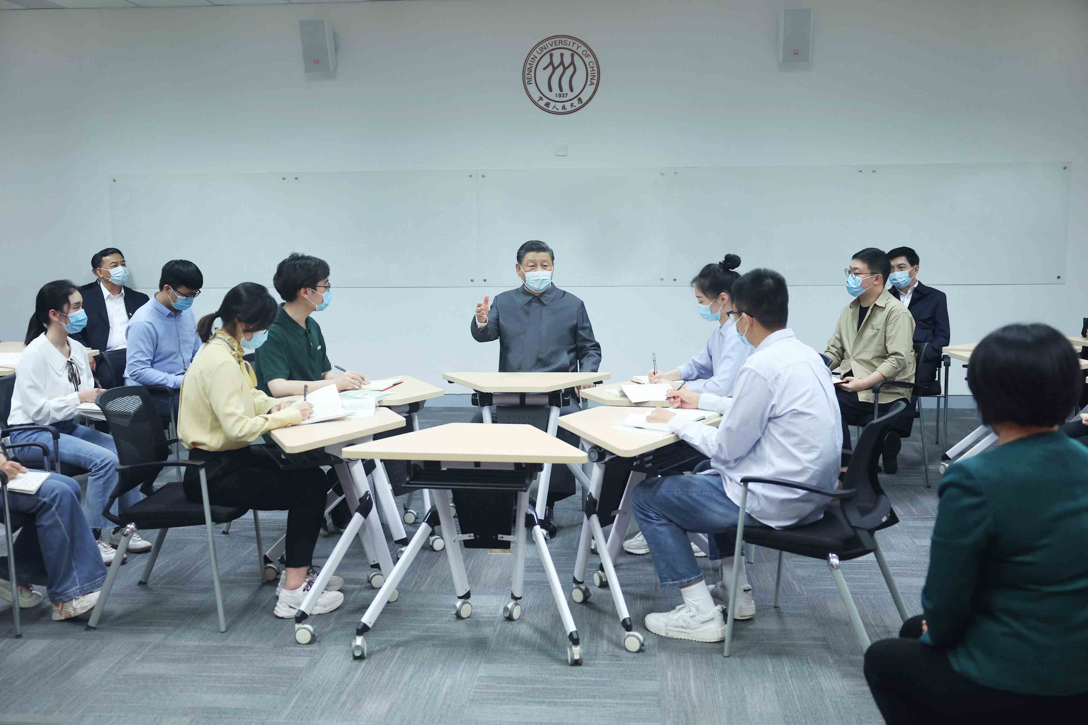 2022年4月25日，習近平總書記來到中國人民大學考察調(diào)研。這是總書記在立德樓觀摩思政課智慧教室現(xiàn)場教學并參與討論。