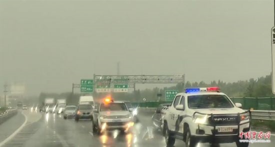 8月2日，京港澳高速，高速交警涿州大隊(duì)警車帶道引導(dǎo)救援物資車隊(duì)進(jìn)入涿州災(zāi)區(qū)。
