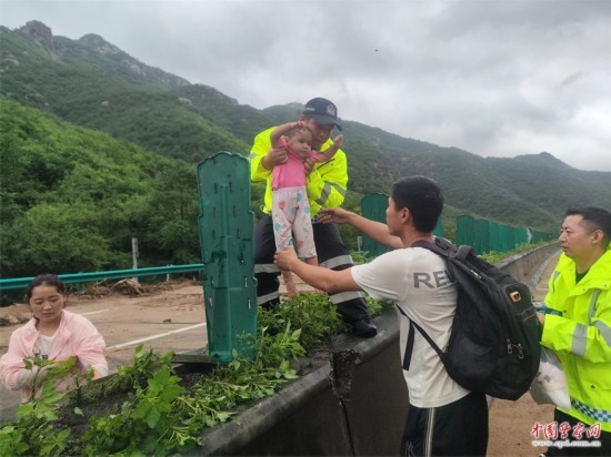 7月31日，張涿高速，高速交警涿鹿大隊(duì)民警救助洪水被困群眾。