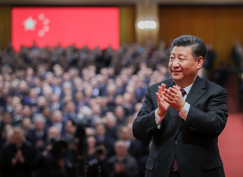 2018年12月18日，慶祝改革開放40周年大會(huì)在北京人民大會(huì)堂隆重舉行。這是習(xí)近平鼓掌向受表彰人員表示祝賀。