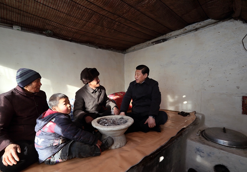 2012年12月30日，習(xí)近平在河北省阜平縣龍泉關(guān)鎮(zhèn)駱駝灣村看望唐榮斌老人一家。