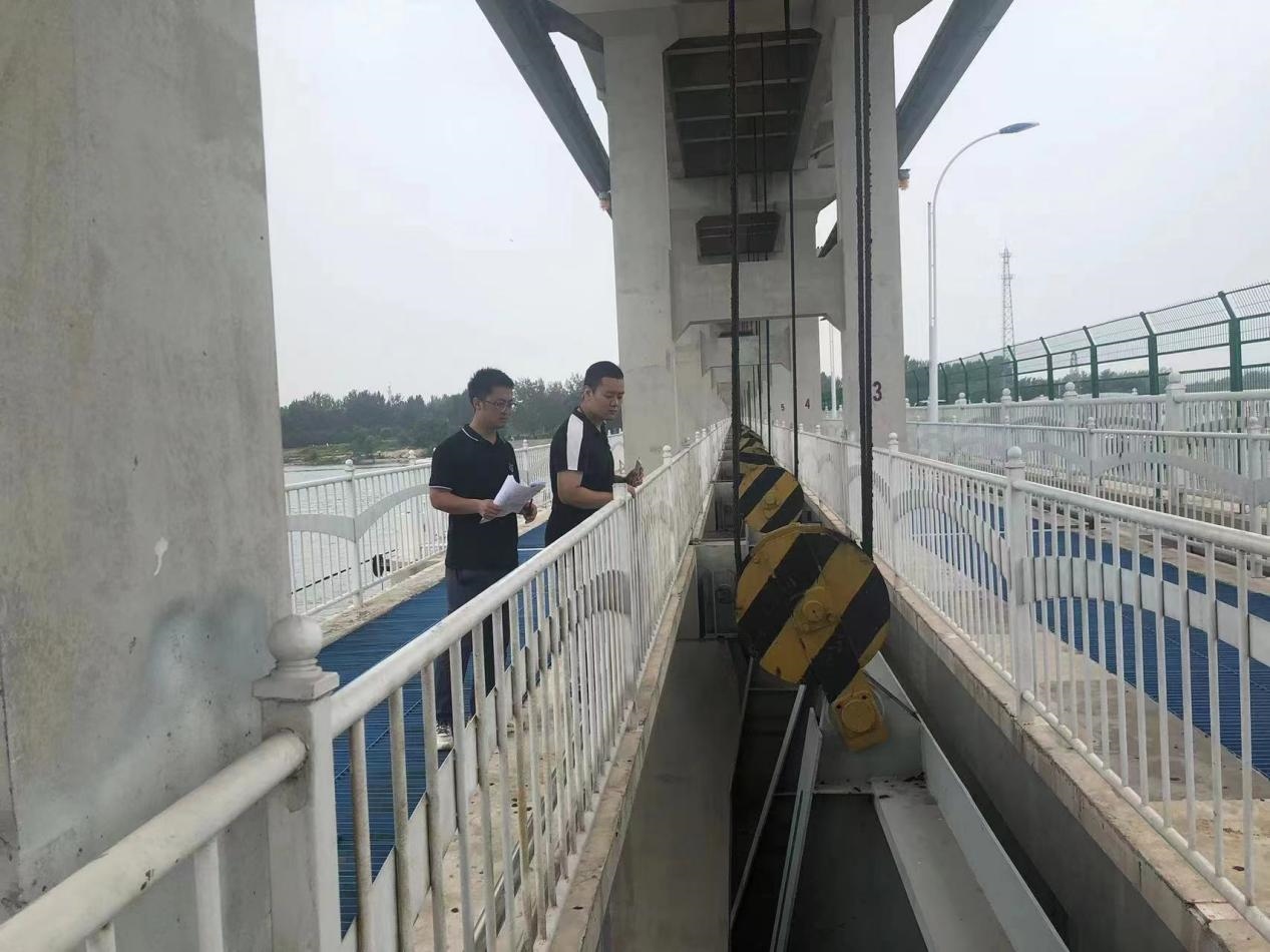 海委海河下游管理局獨(dú)流減河進(jìn)洪閘管理處工作人員檢查水閘閘門(mén)啟閉機(jī)。受訪者供圖