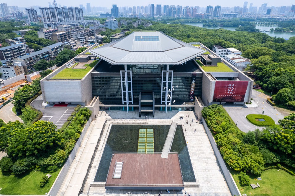 這是在長沙市開福區(qū)拍攝的湖南博物院及周邊景色（無人機照片，6月7日攝）。新華社記者 陳思汗 攝