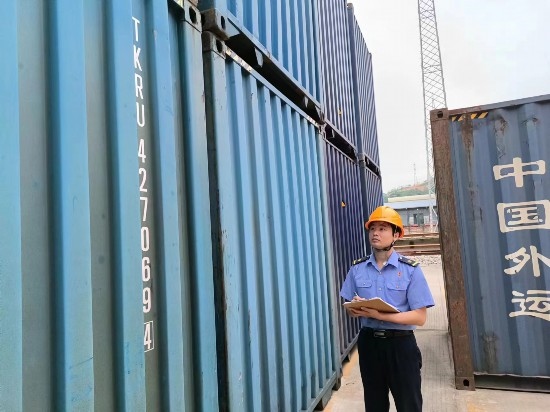 鐵路貨運員在檢查集裝箱箱體情況、記錄箱號。中國鐵路廣州局集團(tuán)有限公司供圖
