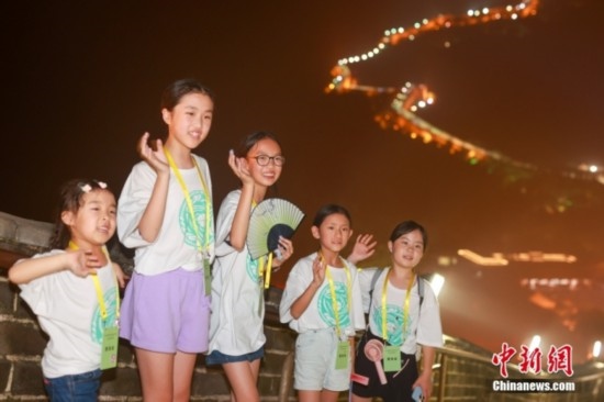 8月9日晚，2023海外華裔青少年夏季研學營的學員們夜游八達嶺長城。圖為學員們在長城上拍照。<a target='_blank' href='/'><p align=