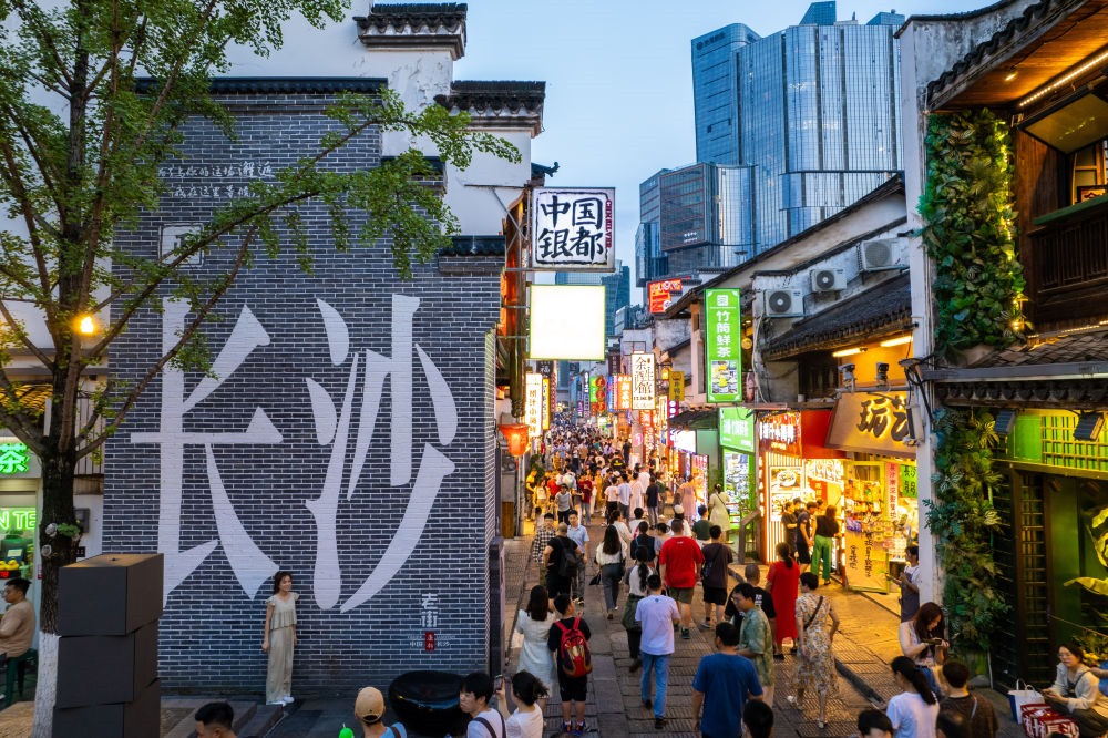 游客在長沙市天心區(qū)太平老街打卡、游玩（無人機照片，6月7日攝）。新華社記者 陳思汗 攝