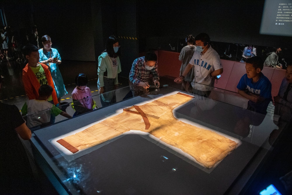 在湖南博物院，游客在參觀馬王堆漢墓出土文物“素紗單衣”（6月7日攝）。新華社記者 陳思汗 攝