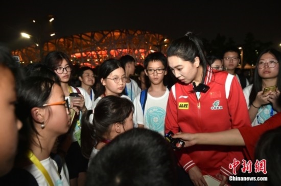 圖為小學員向李曉霞分享自己運動經歷。<a target='_blank' href='/' ><p align=