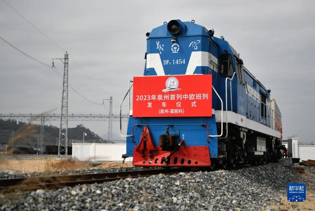 2月3日，中歐班列駛出興泉鐵路黃塘站。當(dāng)日，滿載著55個(gè)集裝箱的中歐班列，從位于福建泉州惠安縣的興泉鐵路黃塘站駛出。這是泉州今年開出的首趟中歐班列，也是興泉鐵路開通后的首趟泉州中歐班列。據(jù)了解，此次班列裝載產(chǎn)品主要來自泉州進(jìn)出口企業(yè)，貨重601.4噸，貨值約262.5萬美元。新華社記者 魏培全 攝