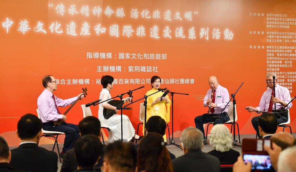 2022年11月23日，演員在“傳承精神命脈 活化非遺文明”中華文化遺產(chǎn)和國際非遺交流系列活動開幕式上表演非遺項(xiàng)目南音《滿空飛》。新華社記者 陳鐸 攝