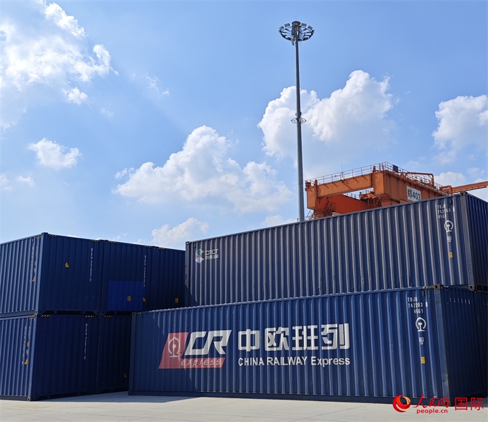 8月3日，中歐班列（中豫號(hào)）集裝箱在鄭州車站海關(guān)等候查驗(yàn)。人民網(wǎng) 崔譯戈攝
