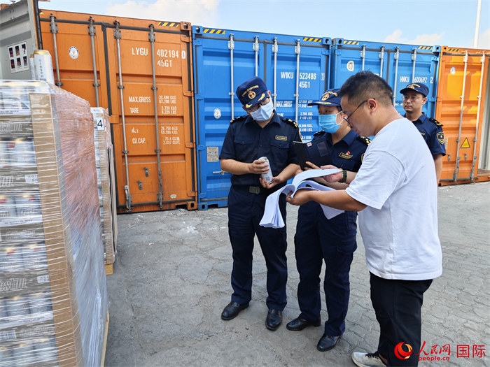 8月3日，鄭州車站海關(guān)工作人員在查驗(yàn)報(bào)關(guān)貨物。人民網(wǎng) 崔譯戈攝