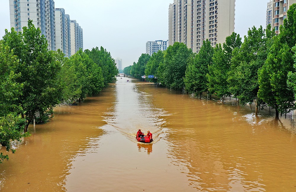 2023年8月2日，救援人員在河北省涿州市市區(qū)乘坐沖鋒舟前去轉(zhuǎn)移受災(zāi)群眾。