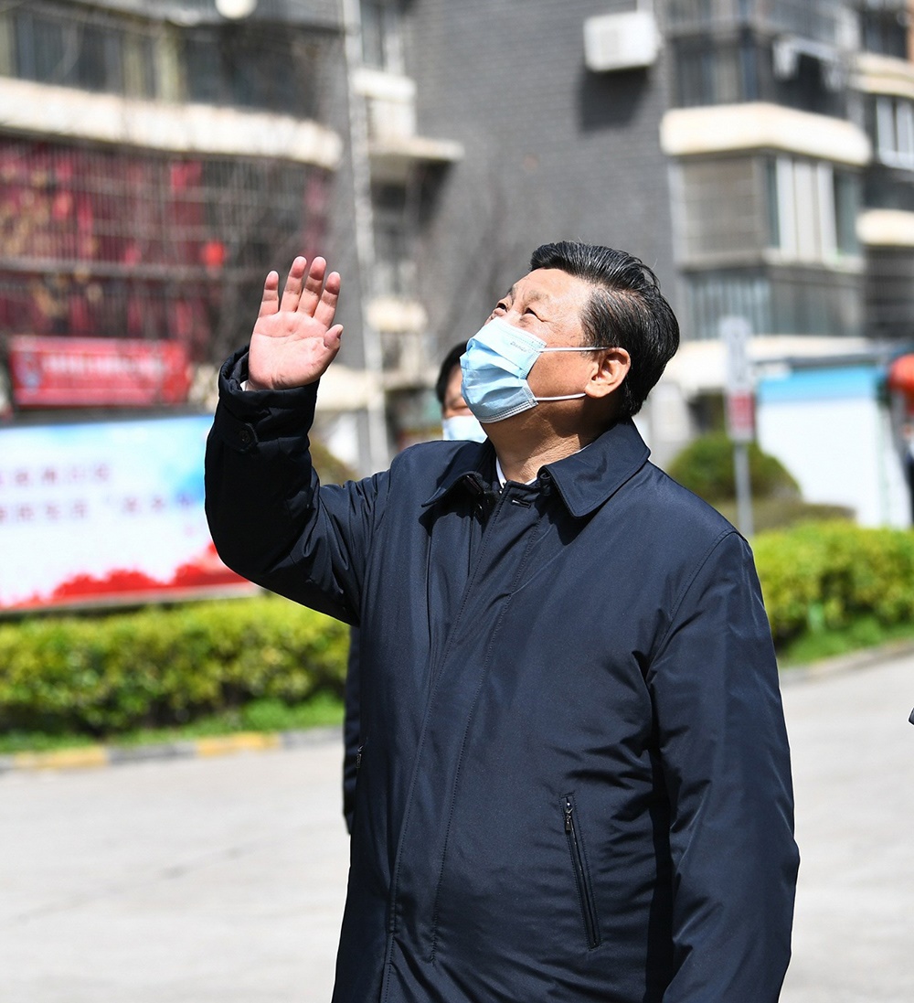 2020年3月10日，習(xí)近平總書(shū)記在湖北省武漢市東湖新城社區(qū)考察時(shí)，向在家隔離居住的居民揮手致意、表示慰問(wèn)。