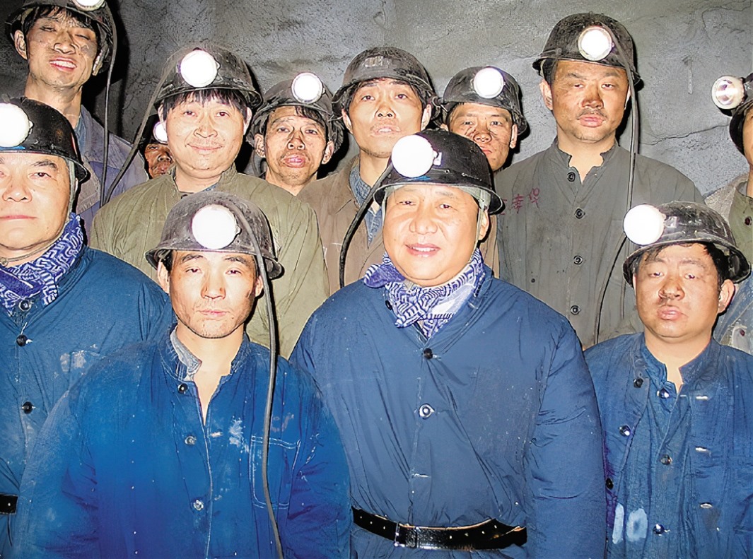 2005年1月26日，習(xí)近平在浙江省湖州市長(zhǎng)興縣長(zhǎng)廣煤礦井下慰問(wèn)煤礦工人。