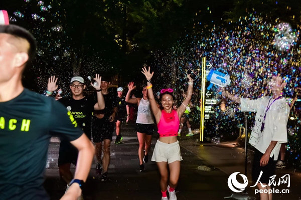 運動愛好者參加上海外灘楓徑NIKE熒光跑。圖片由BFC外灘金融中心提供