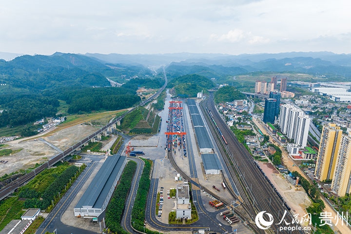航拍貴陽(yáng)國(guó)際陸港。人民網(wǎng)記者 涂敏攝