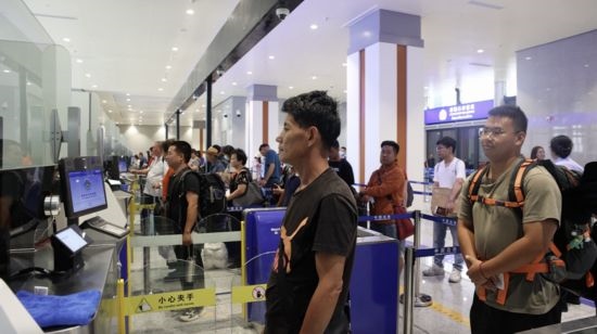 6月13日，乘坐中老鐵路國際旅客列車的旅客在磨憨邊檢大廳排隊候檢。李揚 攝