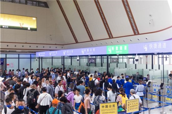7月22日，乘坐中老鐵路國際旅客列車的旅客在磨憨邊檢大廳排隊候檢。衛(wèi)海林 攝