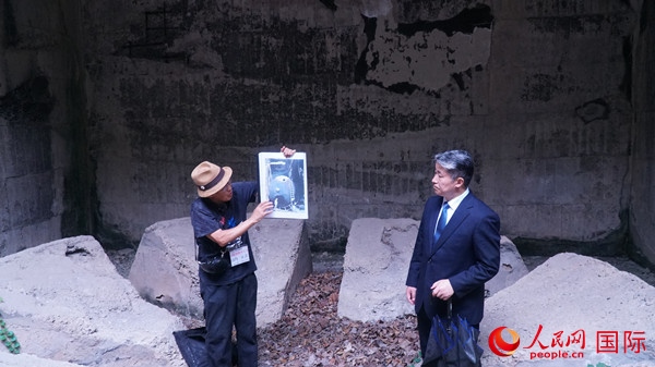 毒氣島歷史研究所事務(wù)局長山內(nèi)正之在毒氣儲存遺址為大家介紹日軍發(fā)動毒氣戰(zhàn)的罪證。人民網(wǎng) 蔣曉辰攝