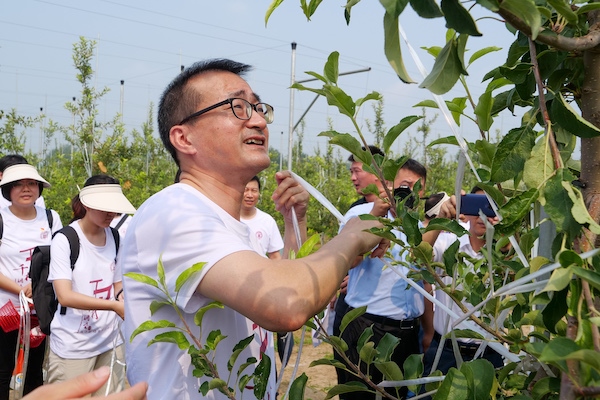 上財(cái)校長劉元春帶領(lǐng)河北保定“千村調(diào)查”分隊(duì)開展勞動(dòng)實(shí)踐。校方供圖