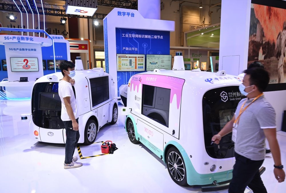 中國制造的智能汽車模型在2021金磚國家新工業(yè)革命展現(xiàn)場展出（2021年9月9日攝）。新華社記者 林善傳 攝
