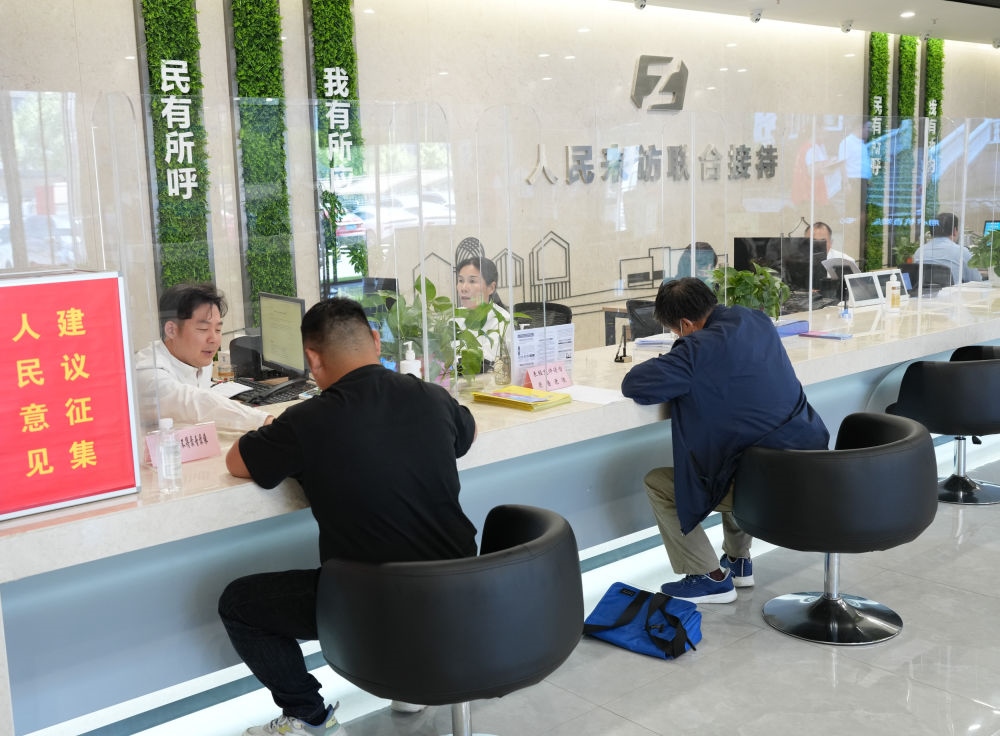 在杭州市余杭區(qū)社會治理中心，工作人員在接待前來上訪的群眾（5月25日攝）。新華社記者 翁忻旸 攝