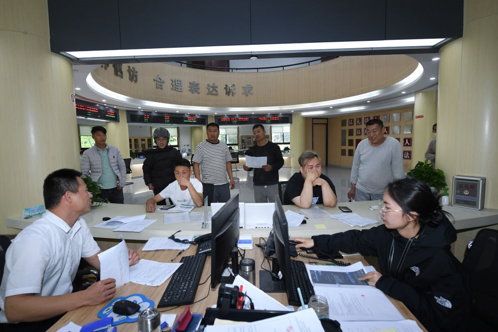 浙江省安吉縣社會治理中心工作人員在處理群眾信訪訴求（5月8日攝）。新華社記者 翁忻旸 攝