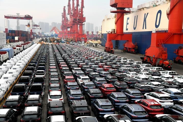 商品車在山東港口青島港大港公司八號碼頭等候裝船（2022年8月7日）。大型滾裝貨輪“晨聲輪”靠泊山東港口青島港大港公司八號碼頭，將各類逾1900輛商品車運往非洲。新華社記者 李紫恒 攝