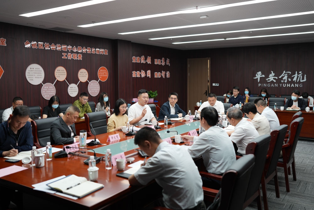 浙江省信訪局領(lǐng)導和相關(guān)領(lǐng)導組成的下訪團在杭州市余杭區(qū)社會治理中心接受群眾上訪（5月25日攝）。新華社記者 翁忻旸 攝