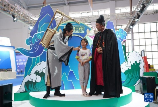8月16日，一名小朋友在第七屆中國—南亞博覽會文化旅游館參加問答活動。