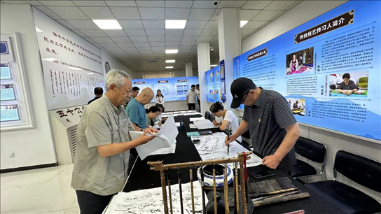 臨潢家園社區(qū)居民在書法練習(xí)室練習(xí)書法。人民網(wǎng)記者 金洪花攝