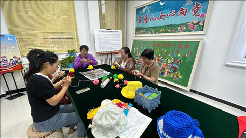 臨潢家園社區(qū)居民在社區(qū)少數(shù)民族文體活動(dòng)中心進(jìn)行刺繡編織創(chuàng)作。人民網(wǎng)記者 金洪花攝
