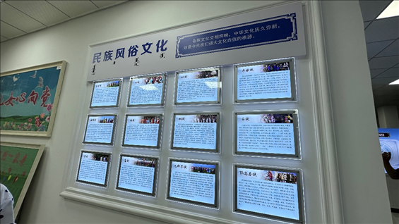 社區(qū)服務(wù)中心內(nèi)民族風(fēng)俗文化墻。人民網(wǎng)記者 金洪花攝