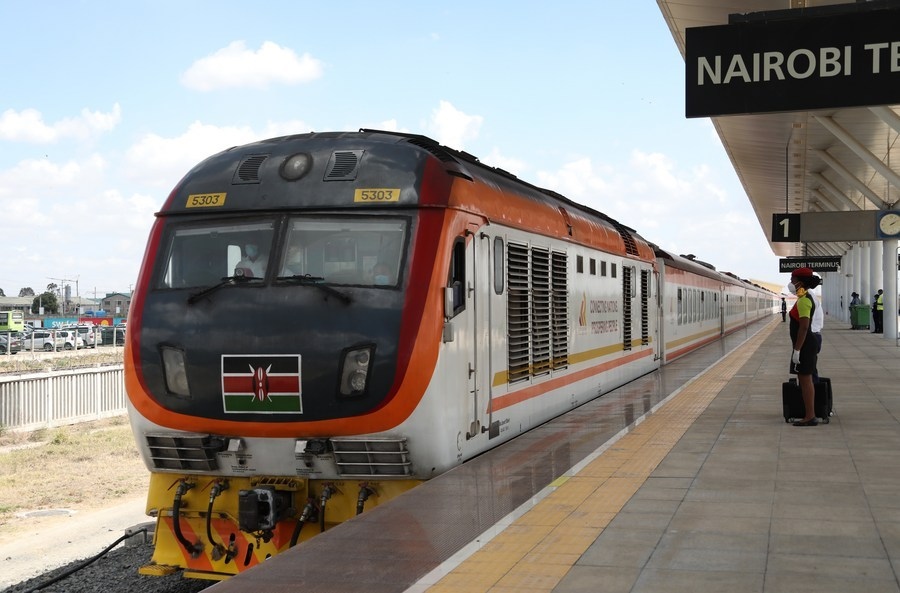 2021年11月17日，由蒙巴薩始發(fā)的蒙內(nèi)鐵路客運列車駛?cè)肟夏醽唭?nèi)羅畢站。蒙內(nèi)鐵路連接?xùn)|非第一大港口蒙巴薩和肯首都內(nèi)羅畢，于2017年5月31日開通。新華社記者董江輝攝