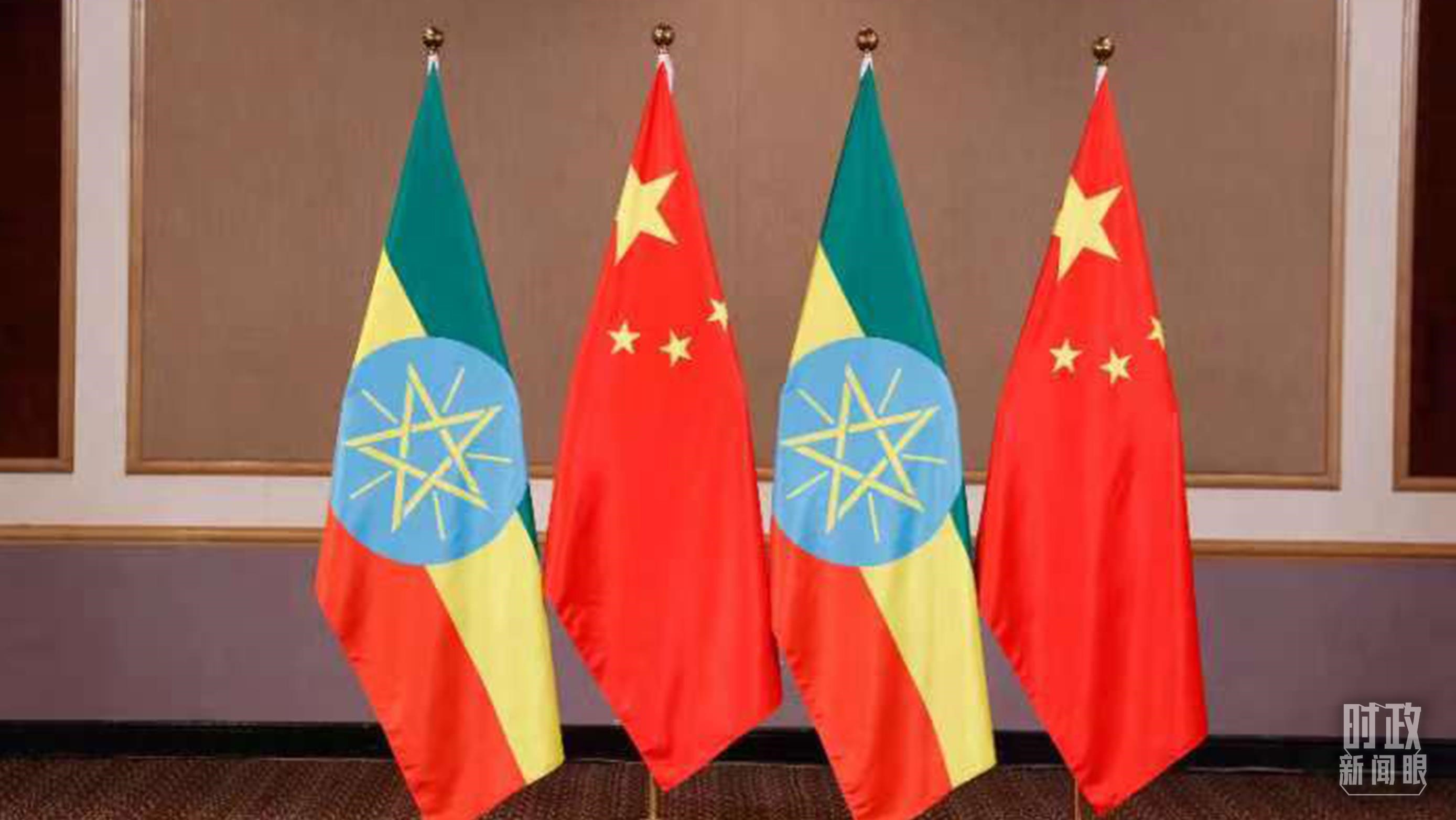 △會見現(xiàn)場的中國、埃塞兩國國旗。（總臺央視記者耿小龍拍攝）