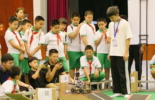 青少年學(xué)生現(xiàn)場觀看比賽。北京工商大學(xué)供圖
