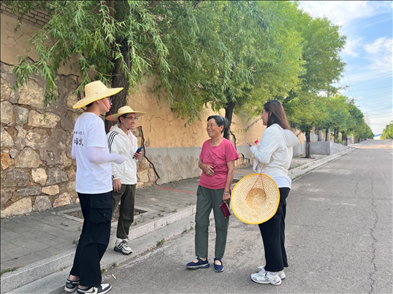 國土整治與生態(tài)修復(fù)實踐調(diào)研團師生與村民交流。校方供圖