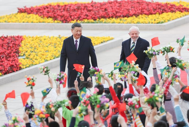 2023年4月14日，習(xí)近平主席在北京人民大會(huì)堂東門外廣場(chǎng)為來華進(jìn)行國(guó)事訪問的巴西總統(tǒng)盧拉舉行歡迎儀式。