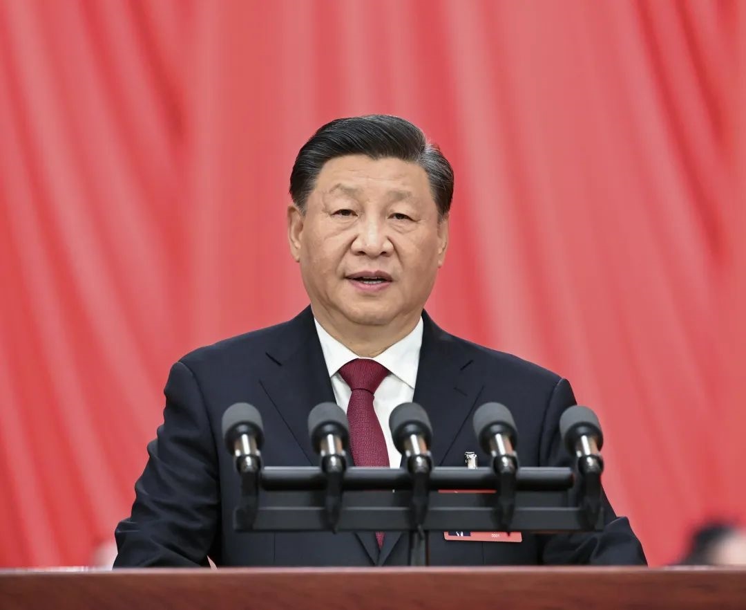 2022年10月16日，中國(guó)共產(chǎn)黨第二十次全國(guó)代表大會(huì)在北京人民大會(huì)堂開(kāi)幕。習(xí)近平代表第十九屆中央委員會(huì)向大會(huì)作報(bào)告。圖/新華社記者 饒愛(ài)民 攝
