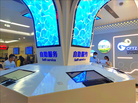 市民在中國（廣西）自由貿易區(qū)南寧片區(qū)綜合服務大廳辦理業(yè)務。人民網(wǎng) 付華周攝