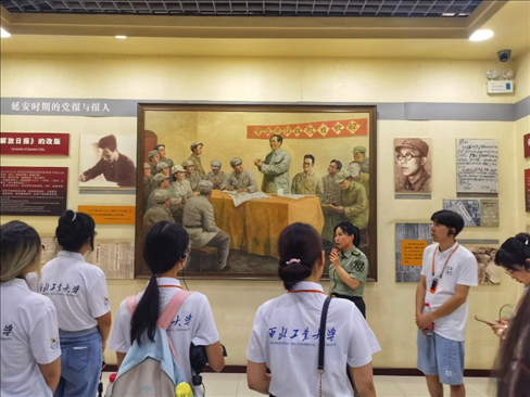中外學(xué)生在延安參觀博物館。學(xué)校供圖