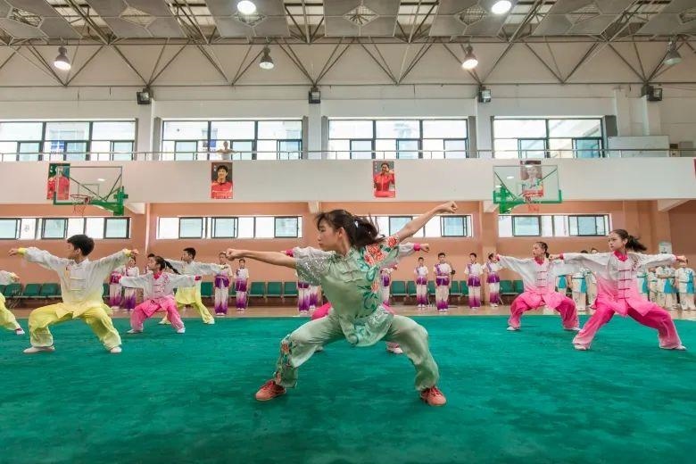 △今年暑假期間，浙江溫州舉行青少年學生陽光體育運動會。