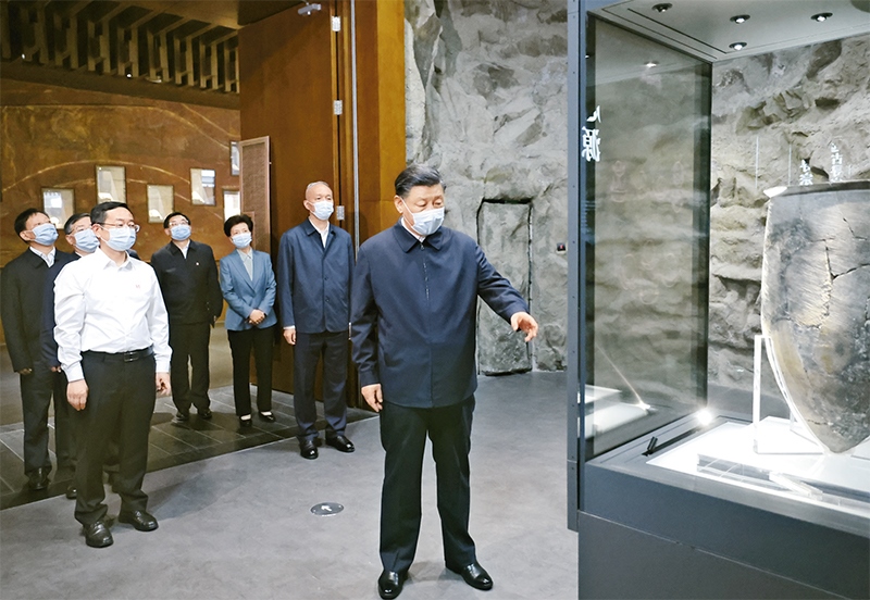 2023年6月2日，中共中央總書記、國(guó)家主席、中央軍委主席習(xí)近平在北京出席文化傳承發(fā)展座談會(huì)并發(fā)表重要講話。這是座談會(huì)前，習(xí)近平2日下午在中國(guó)歷史研究院考察。 新華社記者 鞠鵬/攝