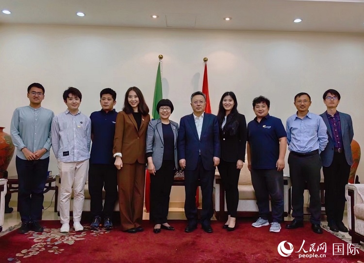 趙志遠(yuǎn)大使（右五）、使館工作人員與人民網(wǎng)記者合影。