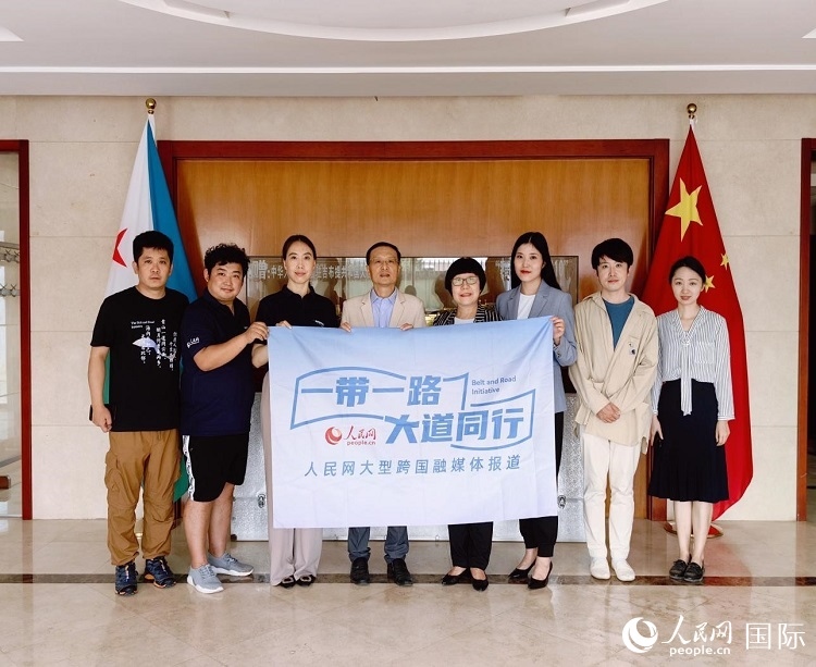 胡斌大使（左四）、使館工作人員與人民網(wǎng)記者合影。
