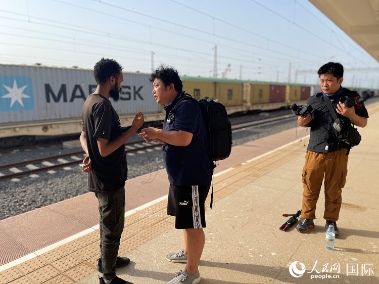 亞吉鐵路吉布提線工作人員介紹列車運(yùn)營(yíng)情況。人民網(wǎng)記者 趙艷紅攝